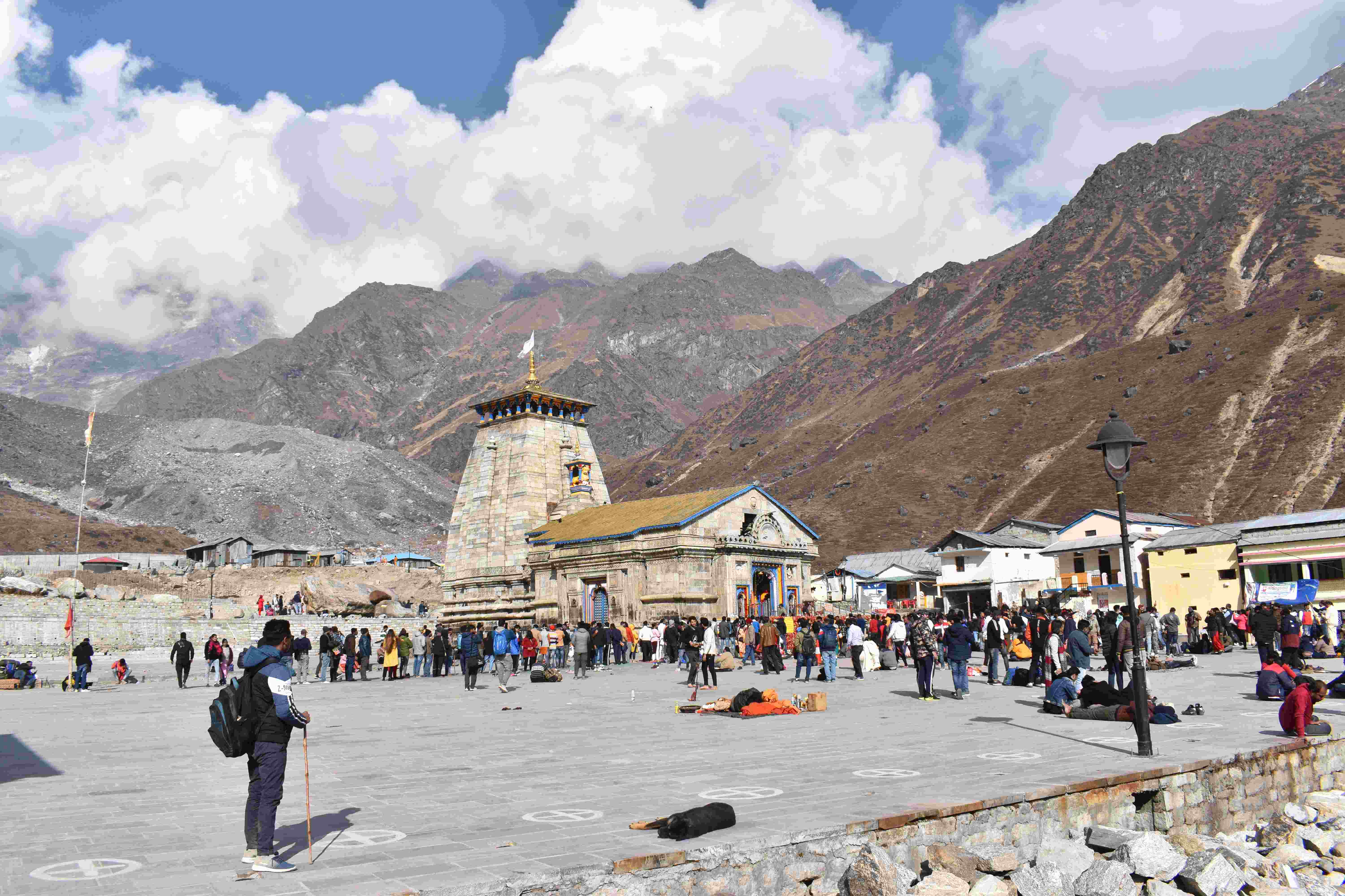 Travelwandrer.com-In Kedarnath, the majestic mountains stand as protectors of the divine presence. Kedarnath serves as a refuge for those seeking solace and tranquility. In this sacred place, the boundary between the material world and the spiritual realm becomes indistinct.