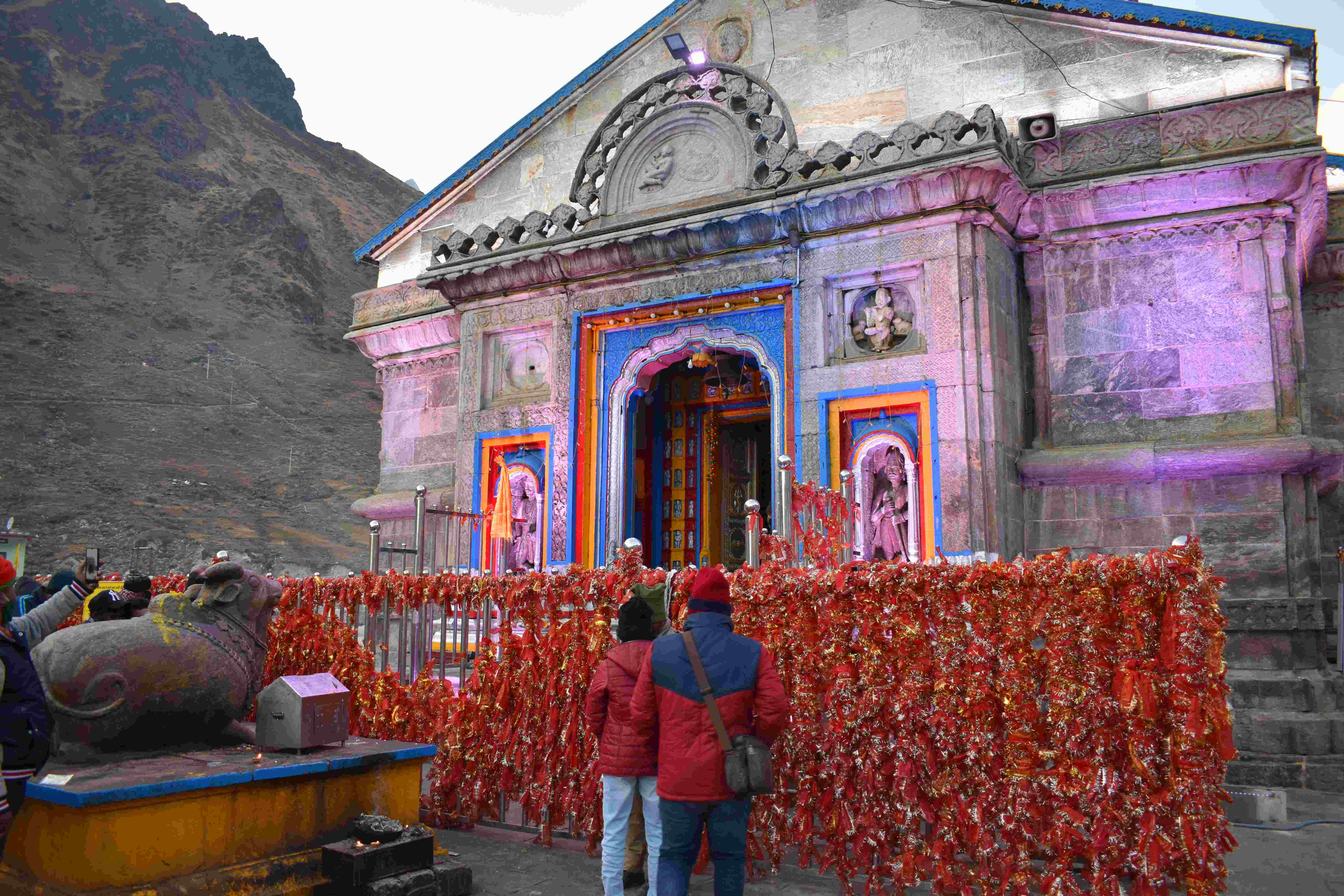 Travelwandrer.com-In Kedarnath, the majestic mountains stand as protectors of the divine presence. Kedarnath serves as a refuge for those seeking solace and tranquility. In this sacred place, the boundary between the material world and the spiritual realm becomes indistinct.